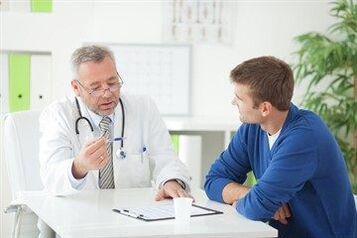 Urologul consultă un pacient cu prostatită cronică